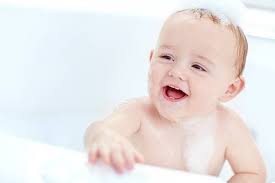 What You Need to Know About Your Baby’s First Bath